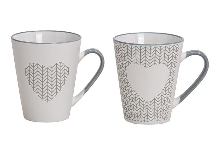 Tasse mit Strickherz in weiss