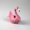 Flamingo mit Federn und Krone auf dem Kopf