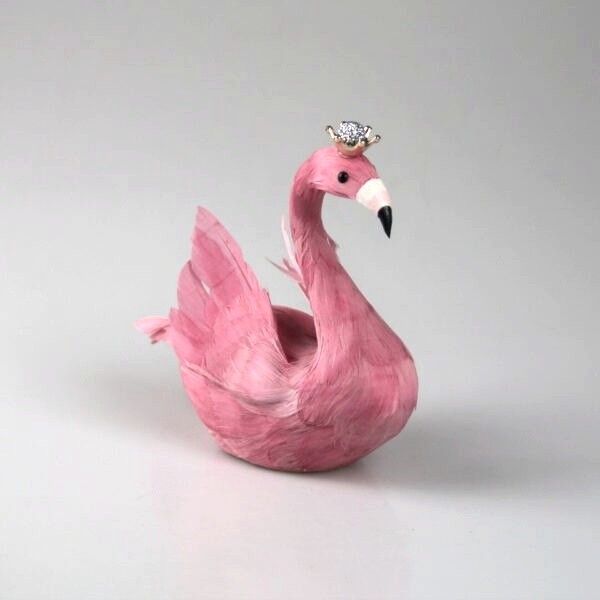 Flamingo mit Federn und Krone auf dem Kopf