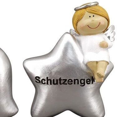 Schutzengel Sandy sitzt auf einem Herz