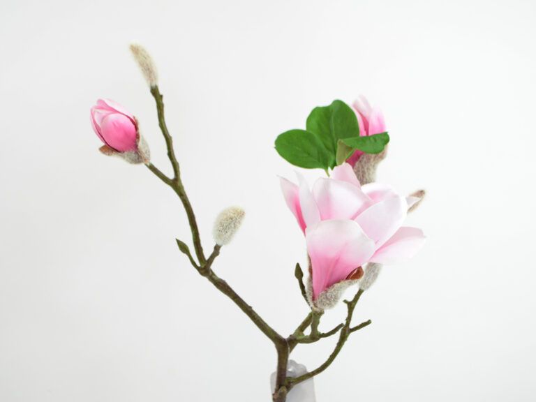 Magnolien-Zweig weiss / malve Kunstblume 65 cm