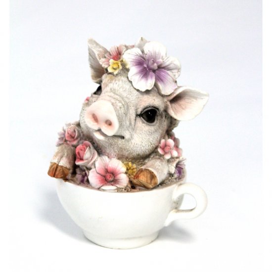 Schwein mit Blumen in Tasse