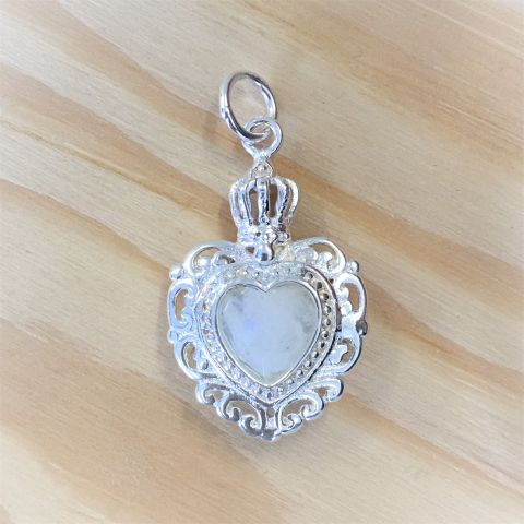 Anhänger für Kette mit kleiner Krone und Herz / Regenbogen Mondstein facettiert