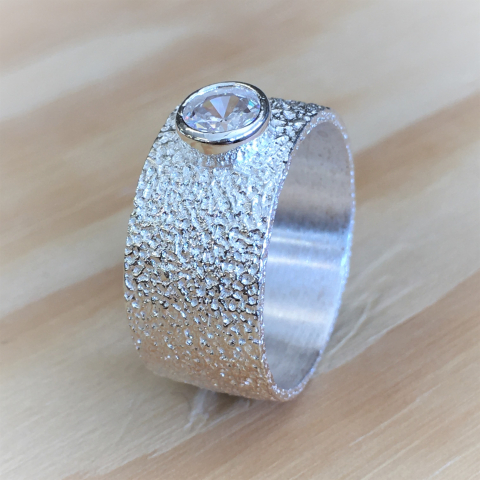 Fingerring mit grossem Zirkonia in Silber matt