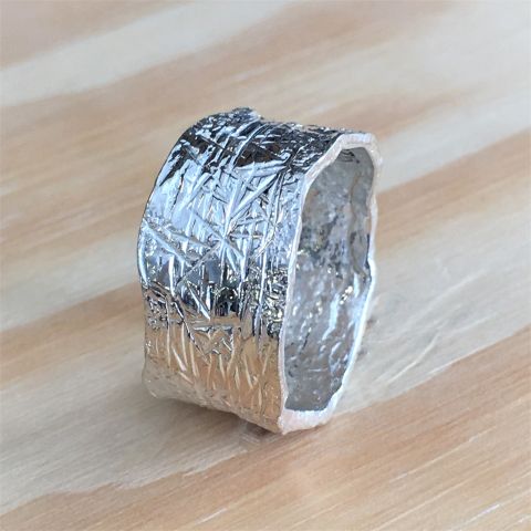 Fingerring in Silber mit Struktur