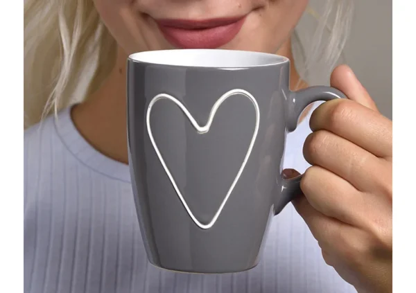 Tasse mit Herzdekor in beige